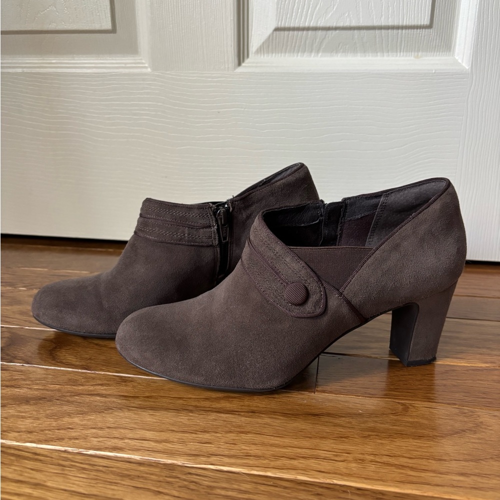 Clarks Artisan Gray-Brown Suede Heeled Boots